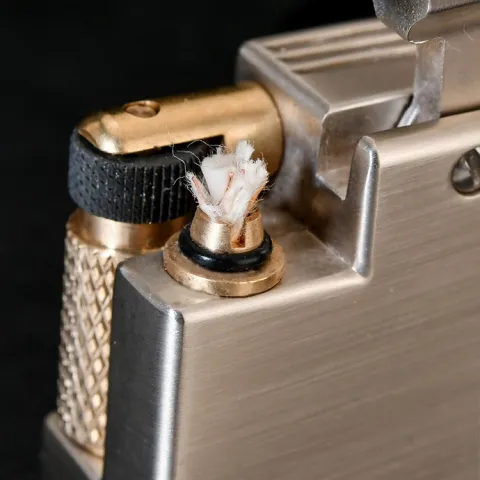 Chief CF715 бензиновая мини зажигалка Chief CF715 бензиновая мини зажигалка